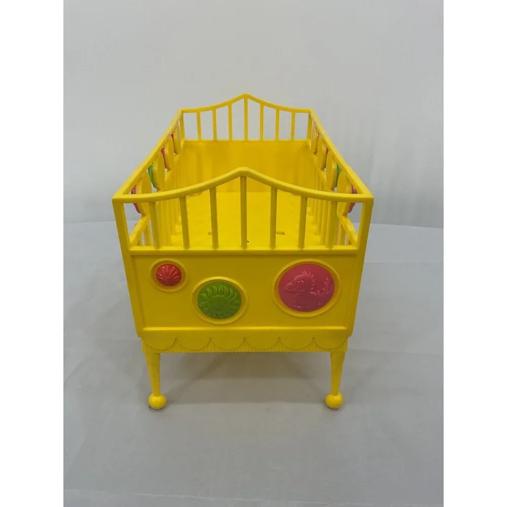 vintage 1960s Topper Deluxe Reading Suzy Cute doll crib